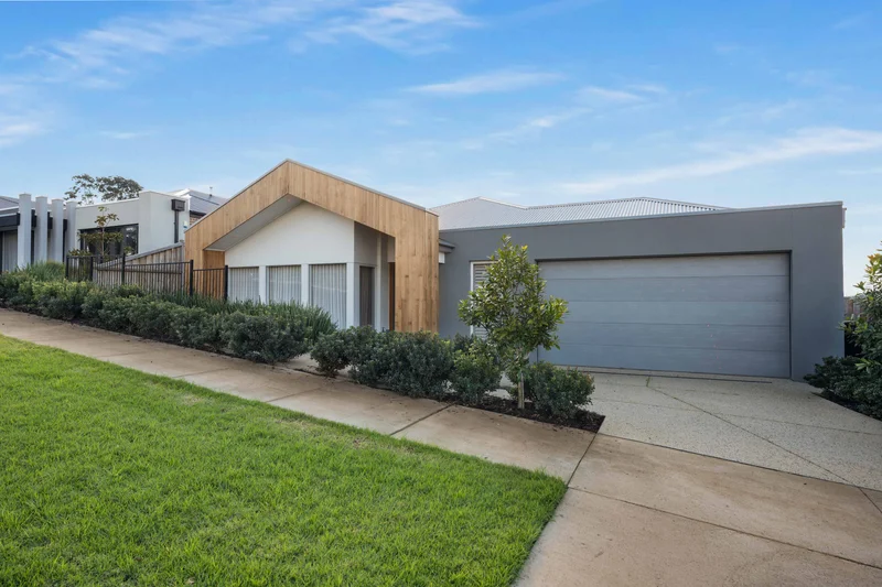 11 Illawarra Boulevard, Drouin VIC 3818